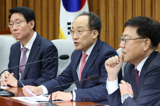 추경호(가운데) 국민의힘 원내대표가 26일 오전 국회 본청에서 열린 당 원내대책회의에서 발언하고 있다.<연합뉴스 사진>
